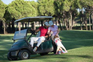 Golf sahasında at arabalı çift