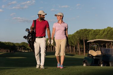 Golf sahasında yürümek çift