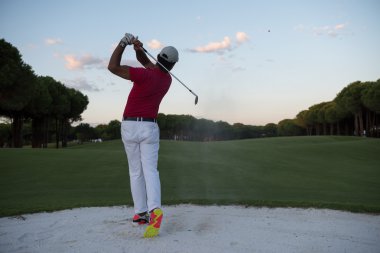sunset bulvarında bir kum BUNKERİ isabet golfçü vurdu