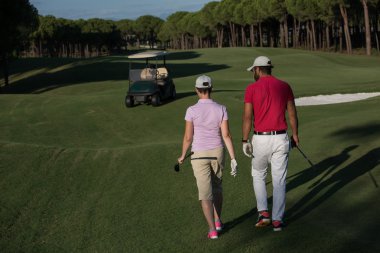 Golf sahasında yürümek çift
