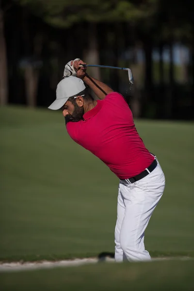 Golfspelare slår en sand bunker sköt — Stockfoto