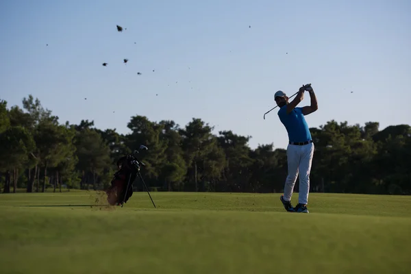 Golfer hitting long shot — Stock Photo, Image