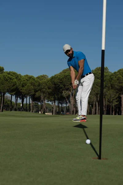 Golfspieler trifft Schlag an sonnigem Tag — Stockfoto