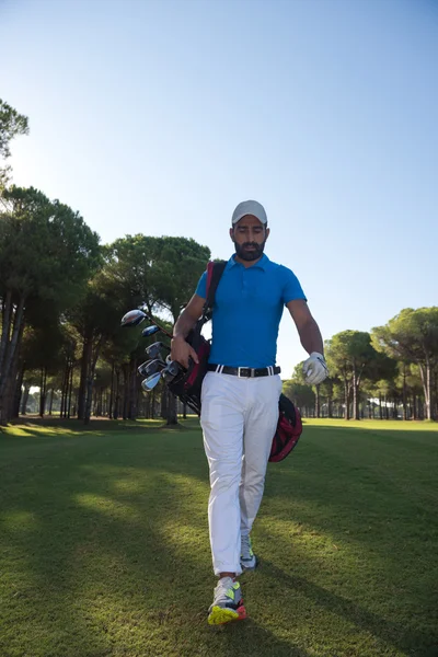 Jogador de golfe andando — Fotografia de Stock