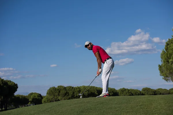 Jugador de golf golpear tiro largo — Foto de Stock