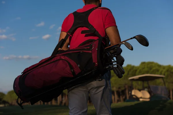 Közelkép a golfozók vissza, míg a gyaloglás és a golf-zsák — Stock Fotó
