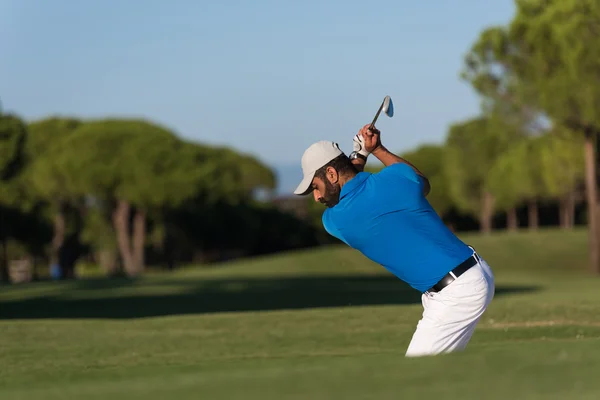 Golfista profissional batendo um bunker de areia tiro — Fotografia de Stock