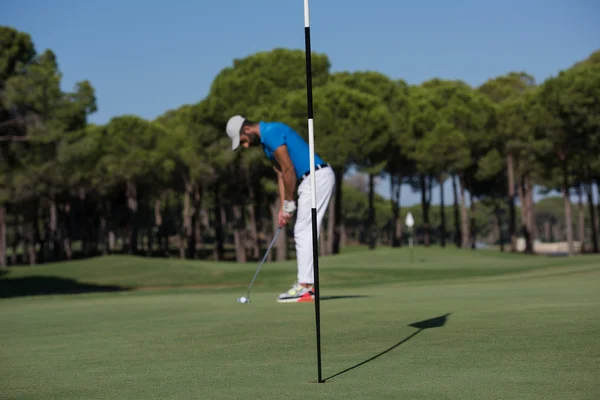 Golf gracz uderzając strzał w słoneczny dzień — Zdjęcie stockowe