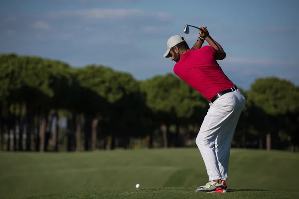 Jogador de golfe bater tiro no escuro — Fotografia de Stock