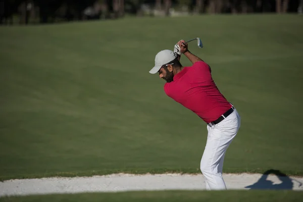 Golfista batendo um bunker de areia tiro — Fotografia de Stock