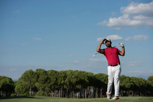 Jugador de golf golpear tiro largo —  Fotos de Stock
