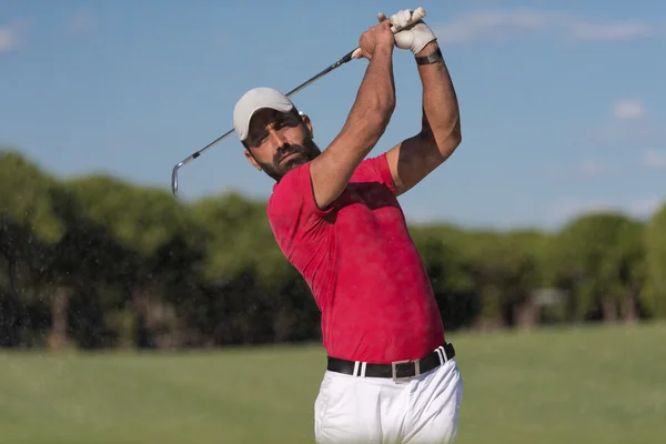 Golfer raken van een zand bunker shot — Stockfoto