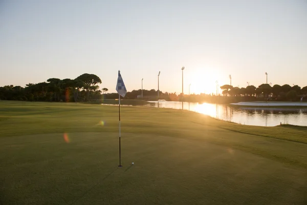 Pelota de golf en el borde del agujero —  Fotos de Stock