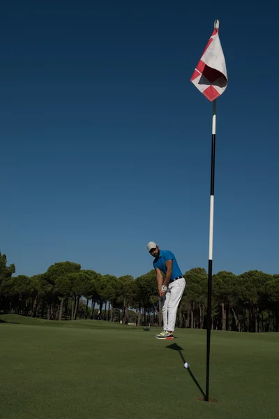 Joueur de golf frapper coup de feu à la journée ensoleillée — Photo