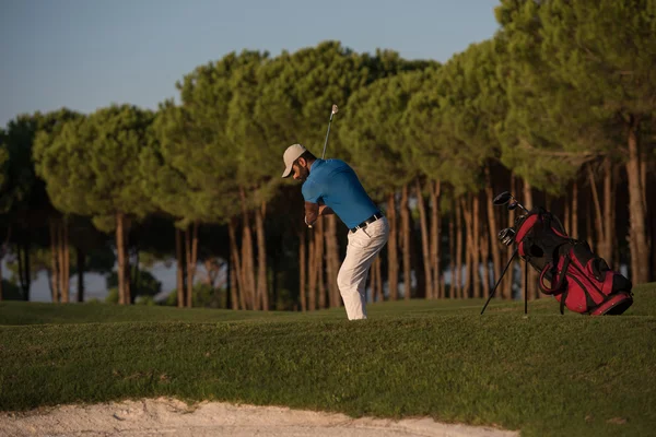 Golfozó üti a homok bunker lövés a sunset — Stock Fotó