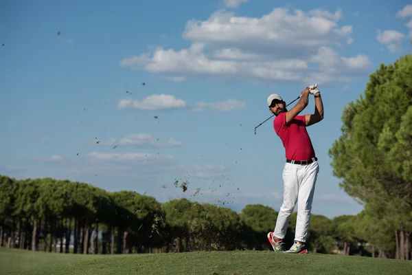 Golfspieler schlägt Weitschuss — Stockfoto