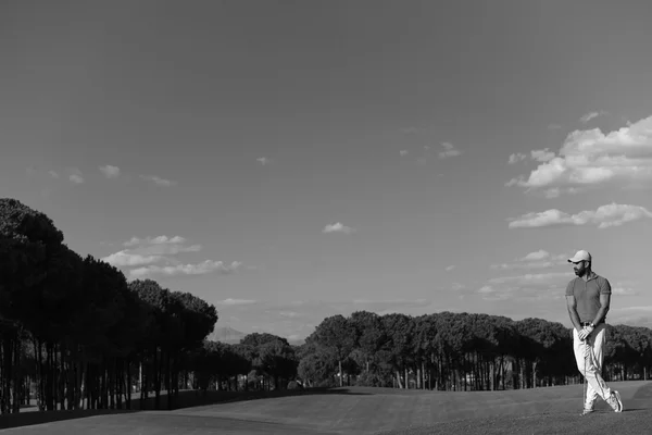 Bonito médio oriental jogador de golfe retrato no curso — Fotografia de Stock