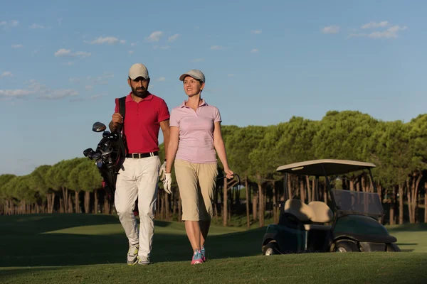 Пара ходить на поле для гольфу — стокове фото