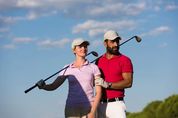 Portret van paar op golfbaan — Stockfoto