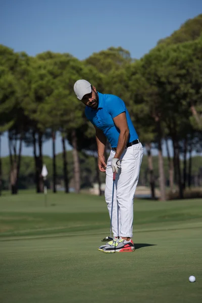 Jugador de golf golpeando tiro en el día soleado —  Fotos de Stock