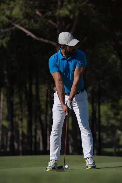 Jogador de golfe bater tiro — Fotografia de Stock