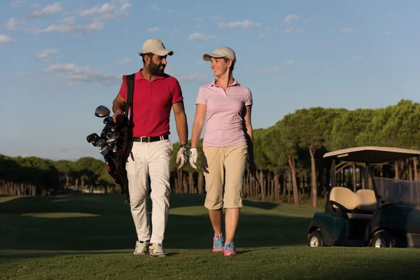 Para spacerująca na pole golfowe — Zdjęcie stockowe
