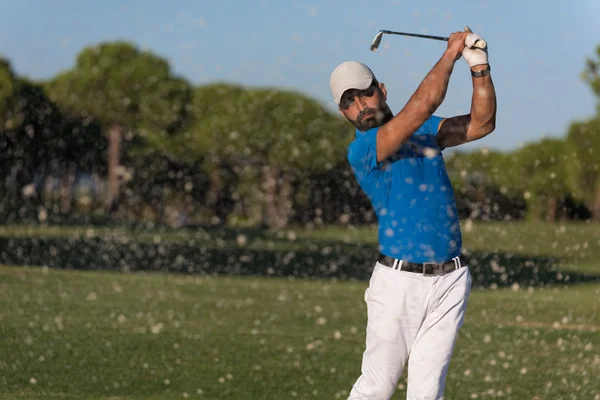 Golfista professionista che colpisce un colpo bunker di sabbia — Foto Stock