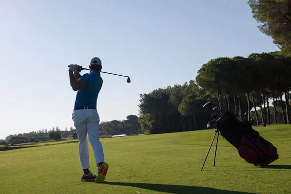 Giocatore di golf colpire colpo — Foto Stock