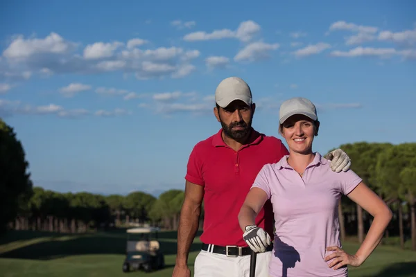 Retrato de casal no campo de golfe — Fotografia de Stock