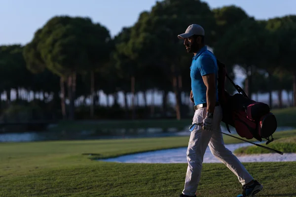 Golfozó, séta és a golf-zsák a gyönyörű naplemente — Stock Fotó