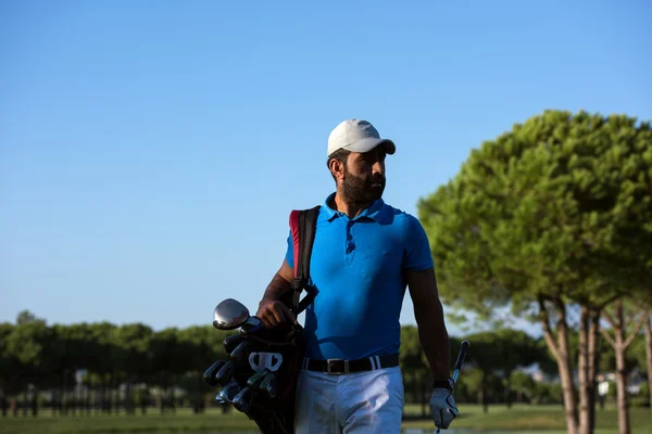 Yürüyüş ve çanta taşıyor golfçü — Stok fotoğraf