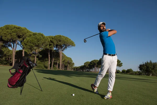 Golf-spelare slå skott — Stockfoto