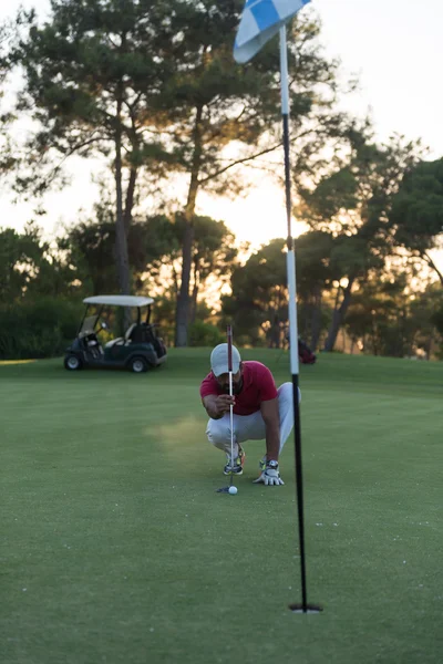 Golf-lejátszó tökéletes lövés, amelynek célja a gyönyörű naplemente — Stock Fotó