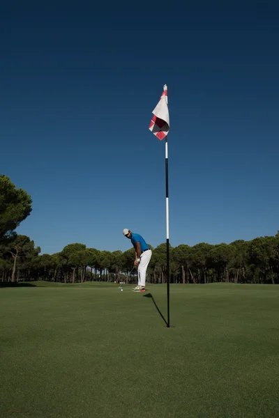 Golfspieler trifft Schlag an sonnigem Tag — Stockfoto