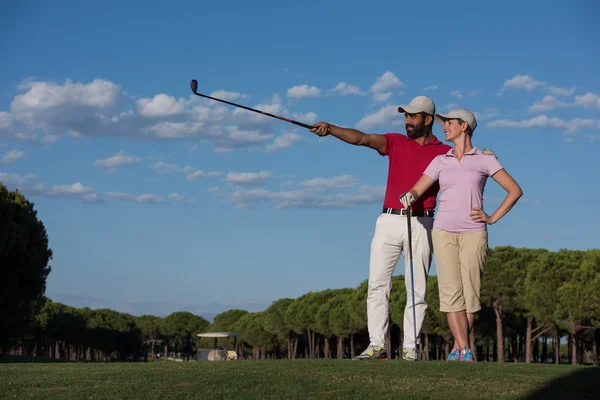 Portret van paar op golfbaan — Stockfoto