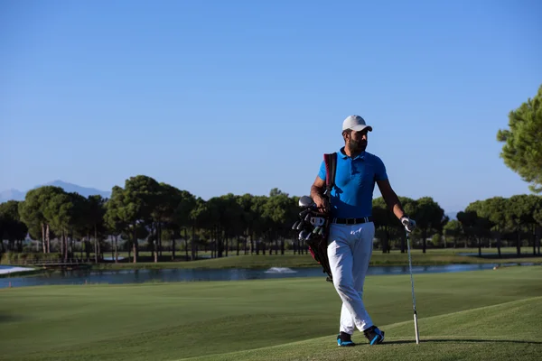 Portret van de golfer op de golfbaan — Stockfoto