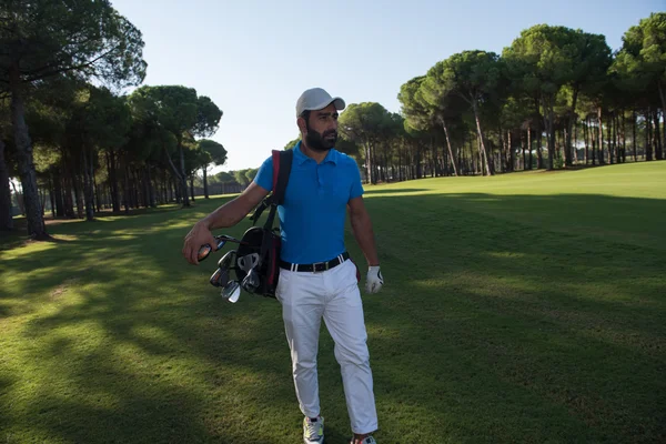 Jogador de golfe andando — Fotografia de Stock