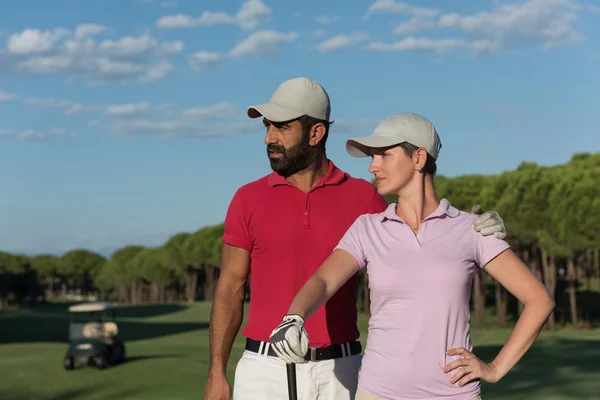 Portret van paar op golfbaan — Stockfoto