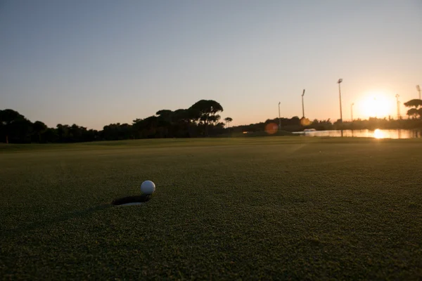 Golfball am Rand des Lochs — Stockfoto