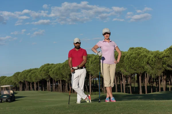Portret van paar op golfbaan — Stockfoto