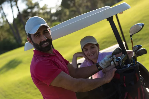 Couple in buggy on golf course — Stock Photo, Image