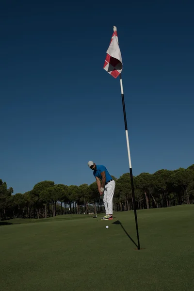 Jugador de golf golpeando tiro en el día soleado — Foto de Stock