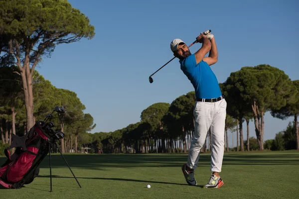 Giocatore di golf colpire colpo — Foto Stock