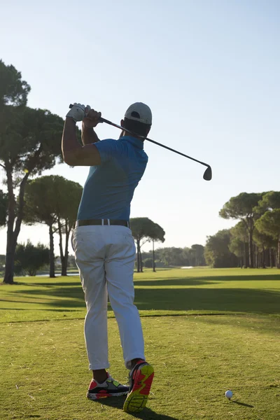 Giocatore di golf colpire colpo — Foto Stock