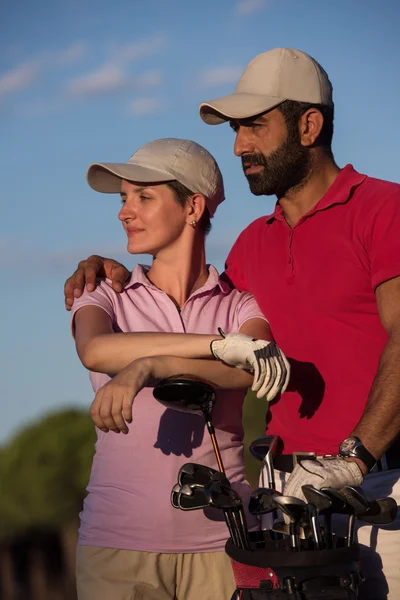 Портрет пары на поле для гольфа — стоковое фото