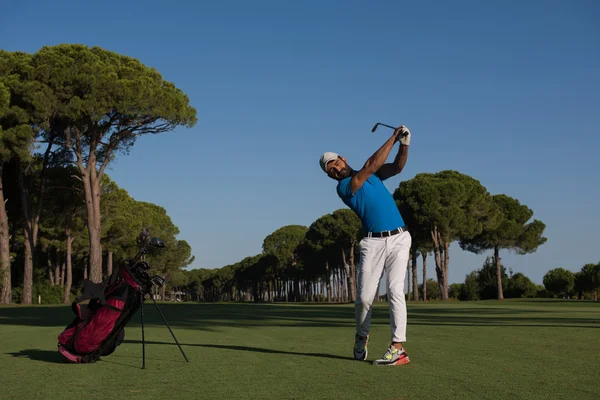 Jogador de golfe bater tiro — Fotografia de Stock