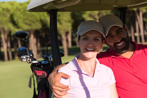 Couple in buggy on golf course — Stock Photo, Image