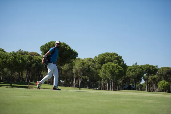 Golf-lejátszó a gyaloglás és hordtáska — Stock Fotó