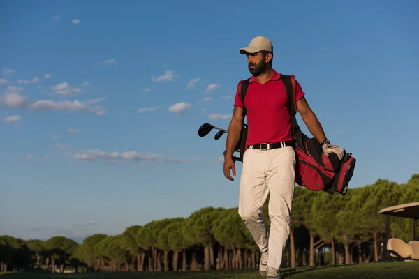 Golfista caminando y llevando bolsa de golf — Foto de Stock