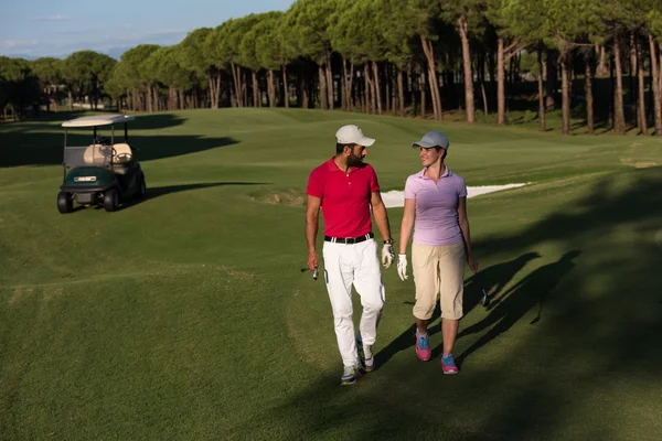 Пара ходить на поле для гольфу — стокове фото